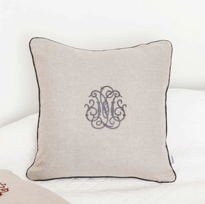 Monogram cushion in natural / Charcoal
